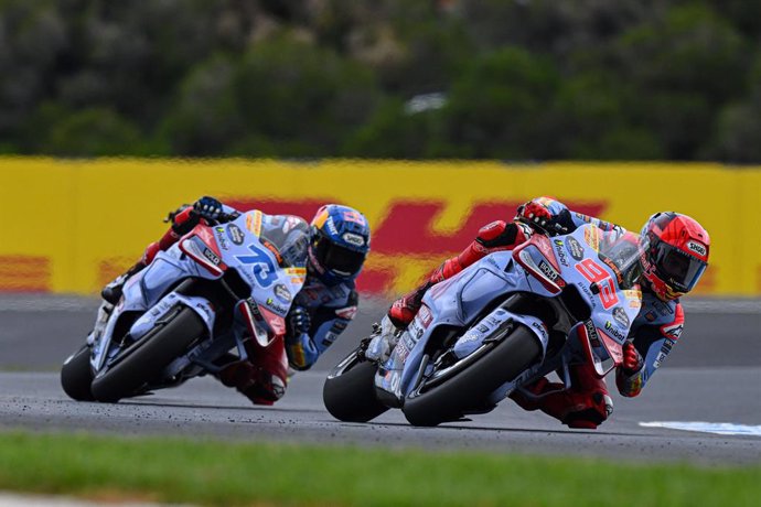 Els germans Marc i Álex Márquez (Ducati) en la Practice del GP Austràlia de MotoGP 2024, al circuit de Phillip Island