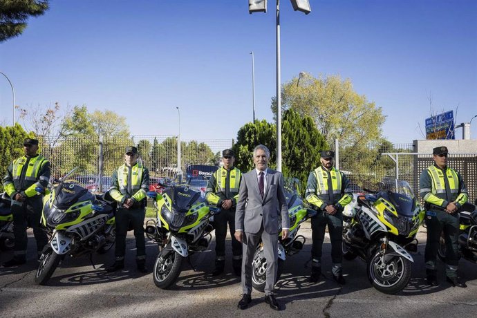 El Ministro Del Interior, Fernando Grande-Marlaska, Ha Presentado Este Viernes Los Chalecos Airbag Que A Partir De Ahora Llevarán Los Agentes De La Agrupación De Tráfico De La Guardia Civil Mientras Patrullen En Carretera.