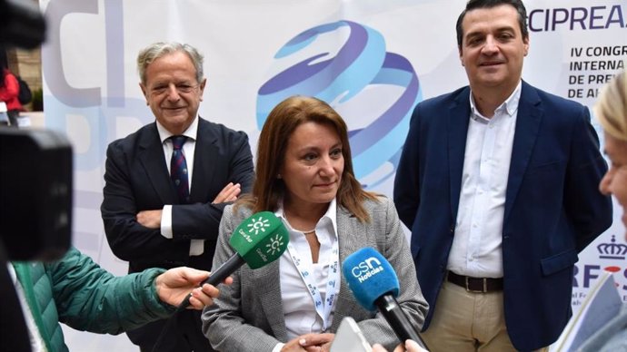 Isabel García Sanz (centro), atiende a los medios, entre Salvador Fuentes y José María Bellido, en la inauguración del Ciprea 2024 en Córdoba.