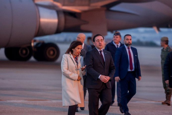 Archivo - La ministra Defensa en funciones, Margarita Robles, y el ministro de Asuntos Exteriores, Unión Europea y Cooperación en funciones, José Manuel Albares, reciben a los ciudadanos españoles evacuados de Gaza, en la Base Aérea de Torrejón, a 16 de n