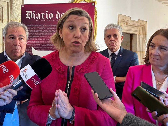 Isabel Blanco atiende a los medios en León.