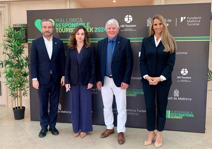 La secretaria de Estado de Turismo, Rosario Sánchez, y el conseller insular de Turismo, Marcial Rodríguez, en la III Cumbre de Destinos Sostenibles celebrada en Llucmajor.