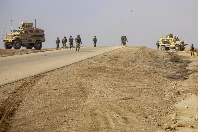 Archivo - November 18, 2022 - Al Asad Air Base, Iraq - U.S. Army Soldiers assigned to Charlie Company, 2nd Battalion, 22nd infantry regiment, 1st Brigade Combat Team, 10th Mountain Division, conduct a dismounted patrol, at Al Asad Air Base, Iraq, November