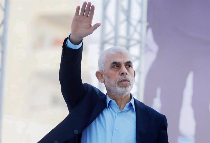 Archivo - FILED - 14 April 2023, Palestinian Territories, Gaza: Leader of the Palestinian Islamist movement Hamas Yahya Sinwar waves 