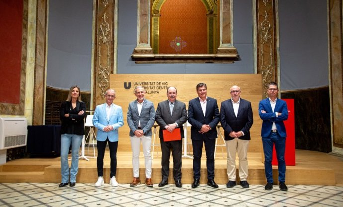 Representantes de Pimec y de la UVic en la firma del convenio de colaboración