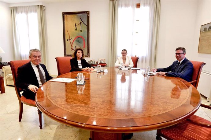 La presidenta del Govern, Marga Prohens, y el vicepresidente del Ejecutivo autonómico, Toni Costa, se reúnen con la presidenta de la CAEB,  Carmen Planas, en el Consolat de Mar