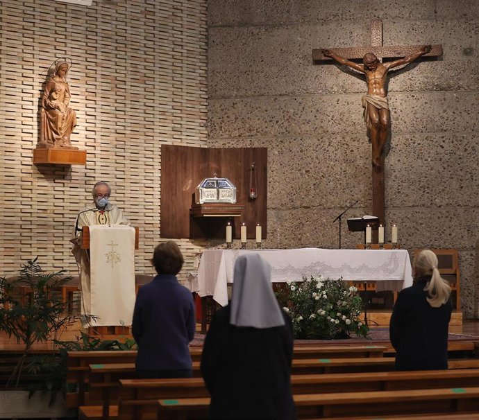 Archivo - Un párroco durante la celebración de la Santa Eucaristía en la Parroquia de Santa Elena, en Madrid (España), a 15 de octubre de 2020.  