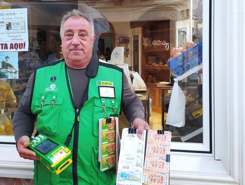 Andrés Valenzuela ha vendido seis cupones premiados con 35.000 euros cada uno.