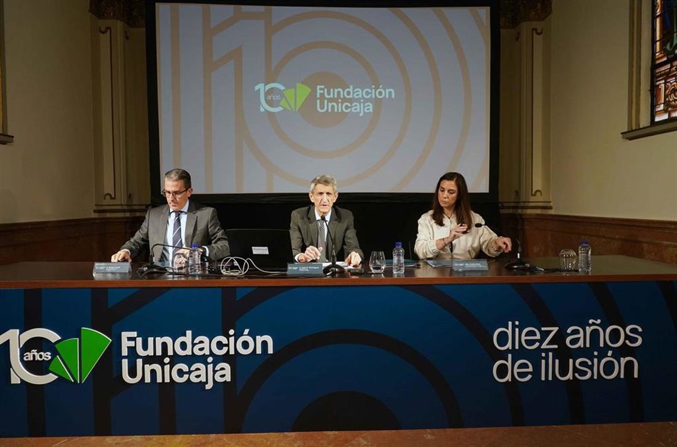 El presidente de la Fundación Unicaja, José M. Domínguez, el director general de la institución, Sergio Corral, y la directora de División de Actividades, Comunicación e Imagen, Cristina Rico, han dado a conocer la programación.