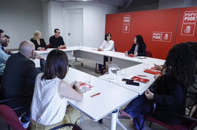 La secretaria general de CCOO PV, Ana García, y la líder de los socialistas valencianos y ministra de Ciencia, Innovación y Universidades, Diana Morant, mantienen una reunión en la sede del PSPV-PSOE