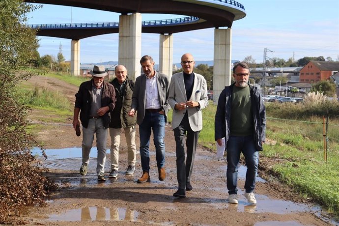 Los concejales del PSOE Carlos Fernández Llaneza (portavoz), Jorge García y Juan Álvarez, con vecinos de Colloto.