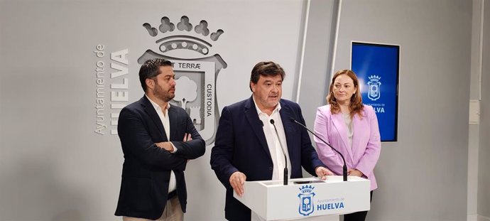 El presidente del Grupo Municipal Socialista en el Ayuntamiento de Huelva, Gabriel Cruz (centro), junto a otros miembros de la formación.