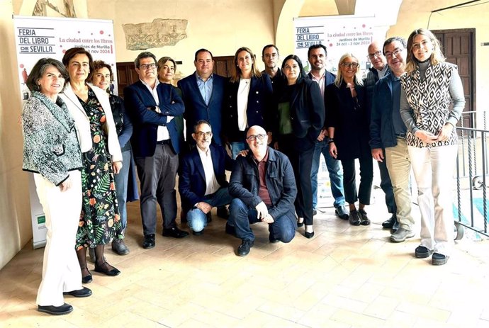 Presentación de la Feria del Libro, con la delegada de Cultura en el Ayuntamiento en el centro de la imagen.