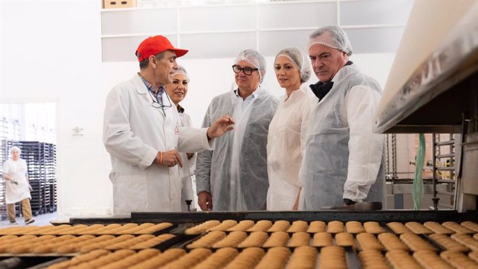 Visita del portavoz parlamentario de Vox, Manuel Gavira, junto a otros responsables de Vox a la fábrica de mantecados de San Enrique en Estepa (Sevilla).