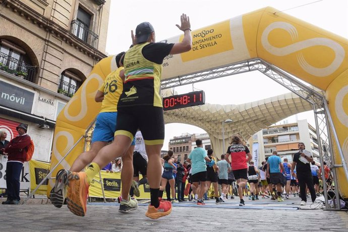 Archivo - Participantes de la carrera popular 'Casco Antiguo Caixabank', en foto de archivo.