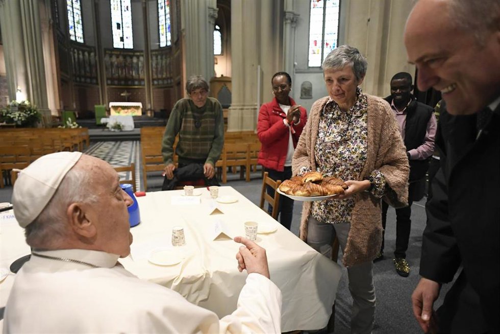 28 September 2024, Belgium, Brussels: Pope Francis (L)have a breakfast together with people who are experiencing homelessness and are assisted by the parish church of St. Gilles in Brussels. Photo: Vatican Media/IPA via ZUMA Press/dpa
