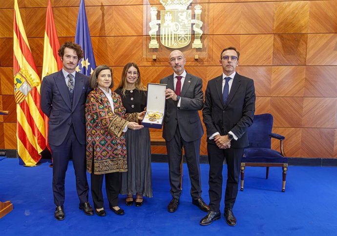 El delegado del Gobierno en Aragón, Fernando Beltrán, y el subsecretario del Ministerio de Educación, Antonio Roura, entregan la Cruz de Isabel la Católica a la familia del exsubsecretario Fernando Gurrea.