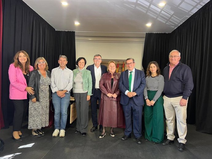 La flamante alcaldesa de Cenes de la Vega, Montse Muñoz (4d), flanqueada por el subdelegado del Gobierno en Granada, José Antonio Montilla, a su derecha, y el secretario provincial del PSOE, Pepe Entrena