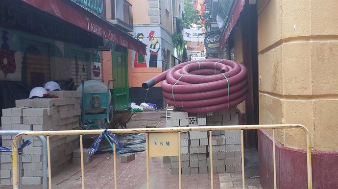 Trabajos para reforzar el muro de carga tras la sima aparecida en la calle Libertad, en el 'Tubo' zaragozano.