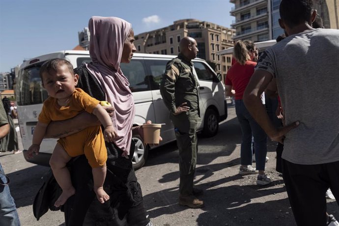 Refugiados palestinos en una cola de ayuda en Beirut (Líbano) 