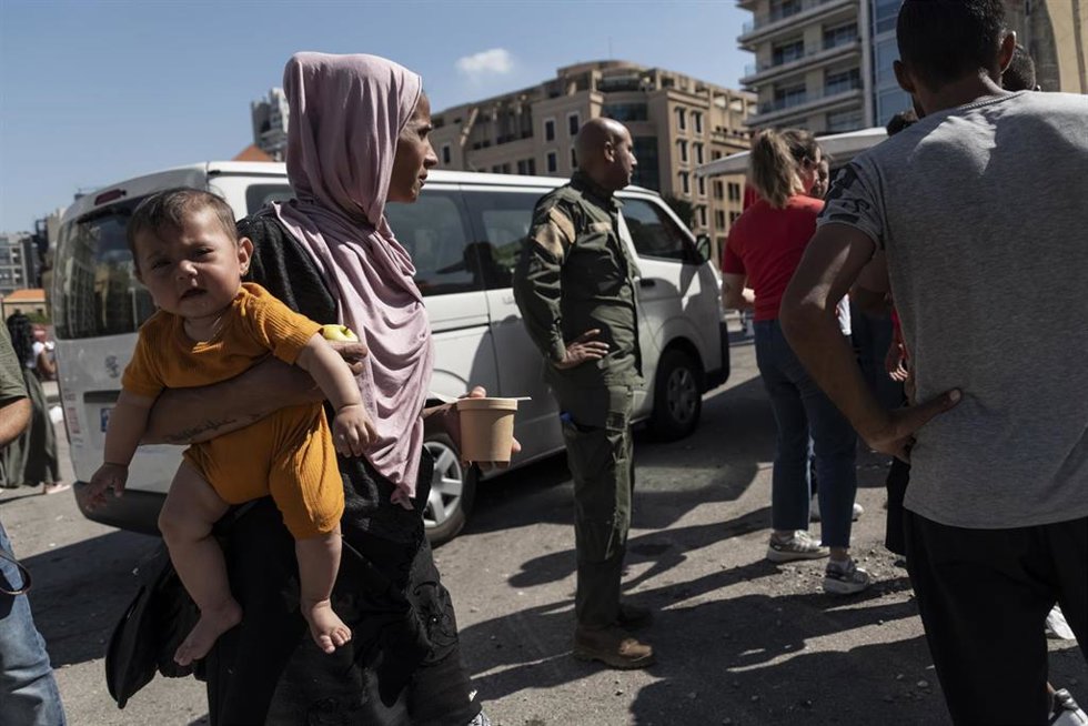 Refugiados palestinos en una cola de ayuda en Beirut (Líbano)