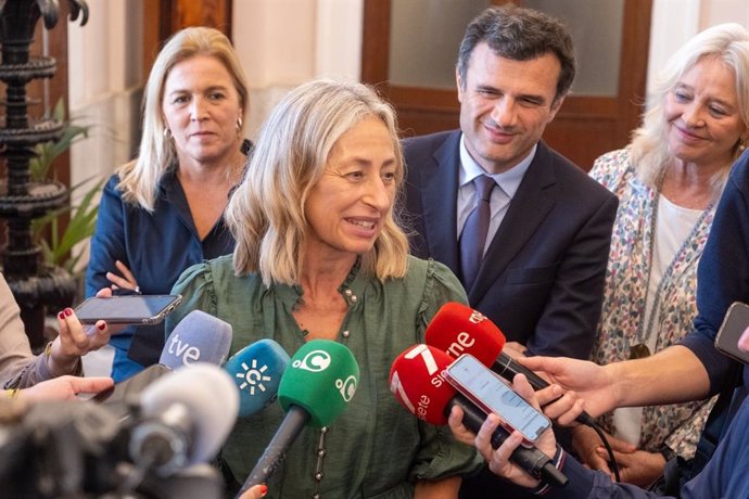 La consejera de Salud y Consumo de la Junta de Andalucía, Rocío Hernández, atiende a los medios junto al alcalde de Cádiz, Bruno García.