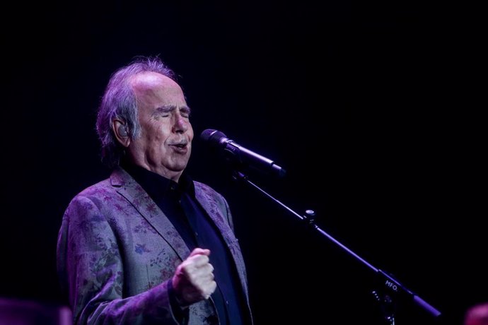 Archivo - El cantautor Joan Manuel Serrat actúa en el último concierto en el WiZink Center, a 14 de diciembre de 2022, en Madrid (España). 