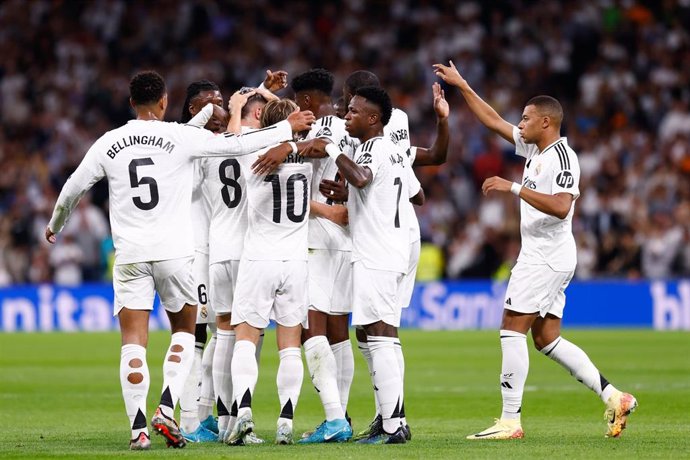 Los jugadores del Real Madrid celebran un gol de Fede Valverde ante el Villarreal.