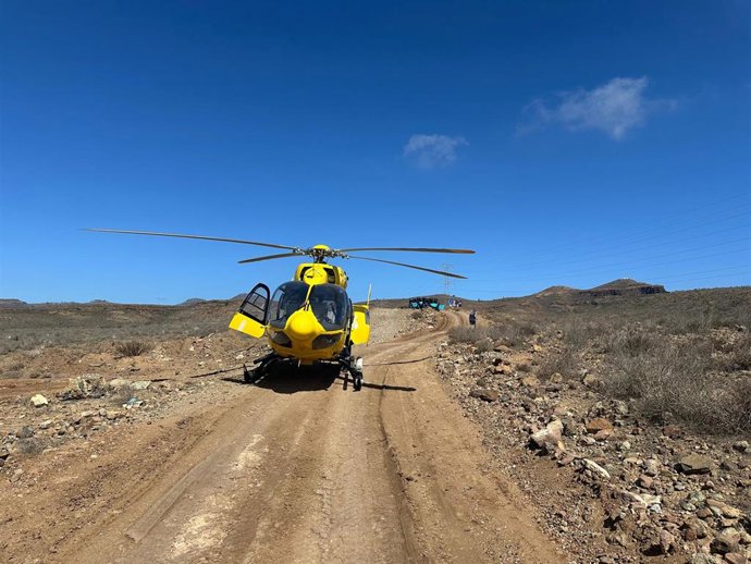 El helicóptero del SUC en su intervención por el herido grave en una excursión con un quad, en Mogán (Gran Canaria)