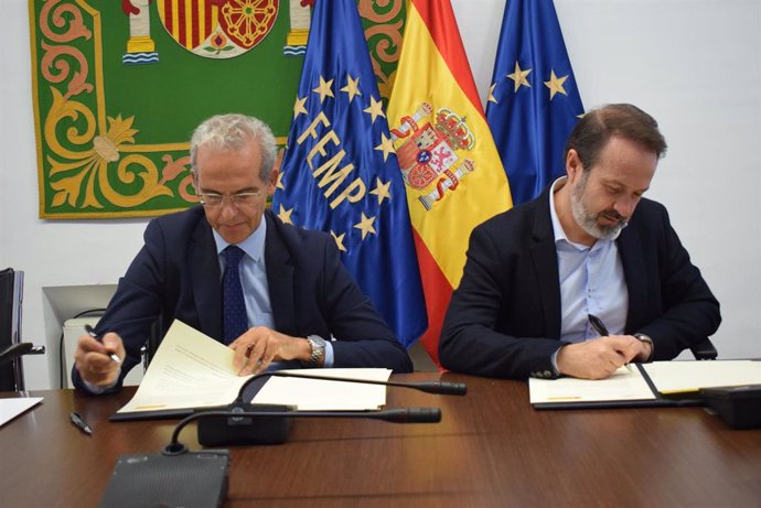 La FEMP y Derechos de los Animales firman un convenio para promover la formación de responsables locales.