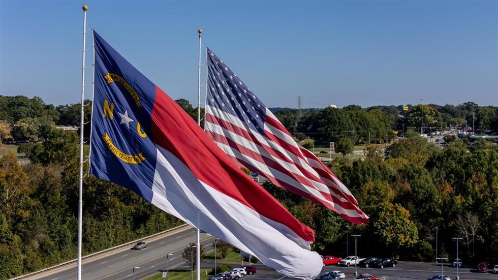 Imagen de las banderas de Carolina del Norte y de Estados Unidos