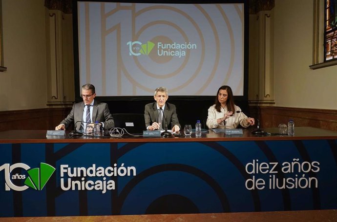 El presidente de la Fundación Unicaja, José M. Domínguez, el director general de la institución, Sergio Corral, y la directora de División de Actividades, Comunicación e Imagen, Cristina Rico, han dado a conocer la programación.