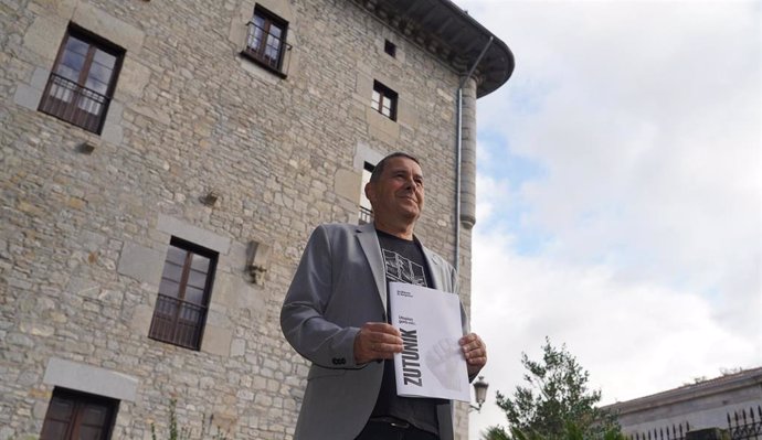 El coordinador general de EH Bildu, Arnaldo Otegi, presenta en Bergara la ponencia política para el próximo congreso