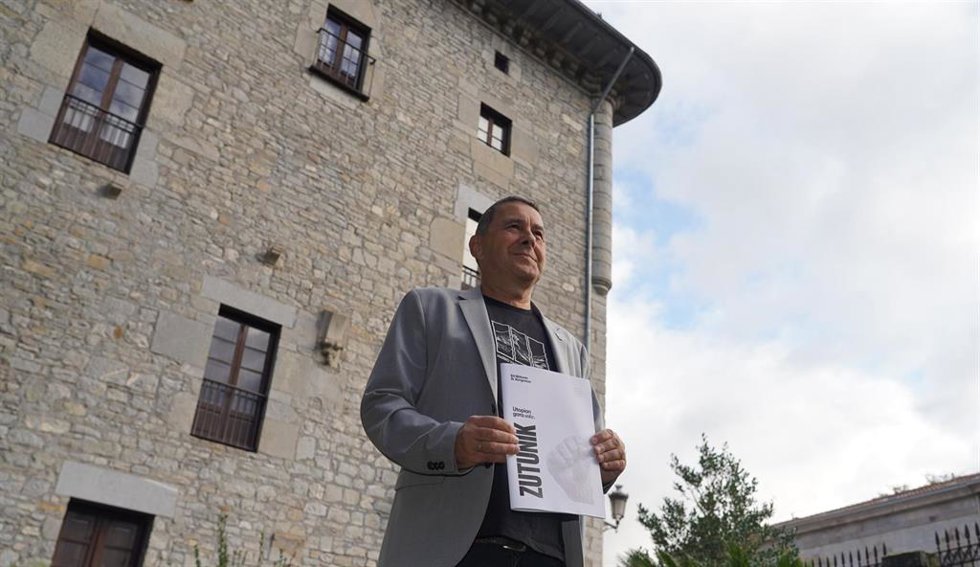 El coordinador general de EH Bildu, Arnaldo Otegi, presenta en Bergara la ponencia política para el próximo congreso