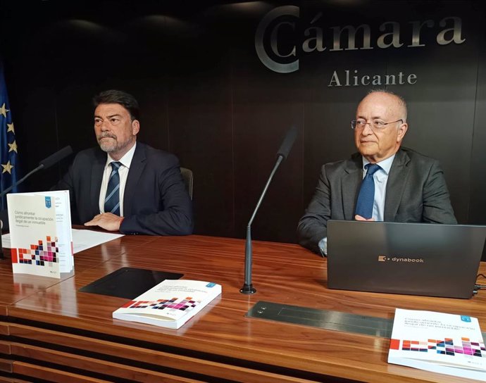 Luis Barcala, alcalde de Alicante, y Vicente Magro, magistrado del Tribunal Supremo.