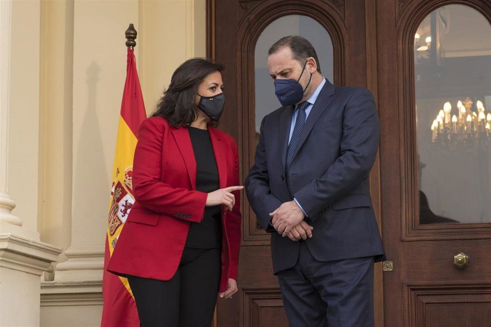 Archivo - La presidenta del Gobierno de La Rioja, Concha Andreu (i), recibe al ministro de Transportes, Movilidad y Agenda Urbana, José Luis Ábalos (d), en la sede del Gobierno de La Rioja, en Logroño, La Rioja (España), a 25 de febrero de 2021. Durante