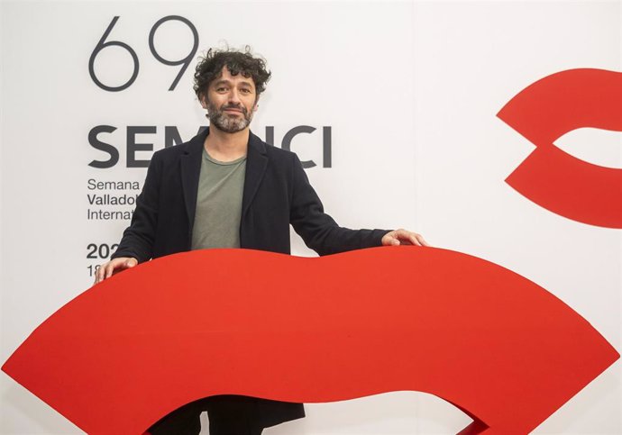 El director de cine Rodrigo Sorogoyen posa para Europa Press en el marco de la 69 Seminci, donde presenta la serie 'Los años nuevos', creada junto a Paula Fabra y Sara Cano.