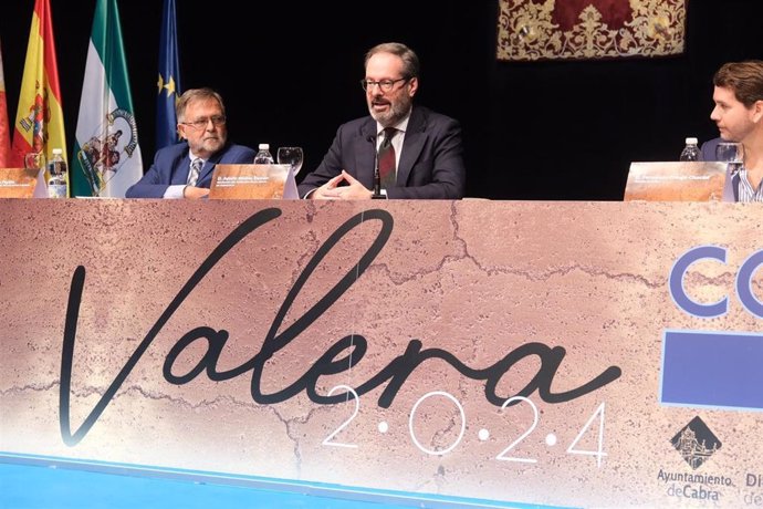 El delegado del Gobierno andaluz, Adolfo Molina (centro), participa en el congreso dedicado a Juan Valera.