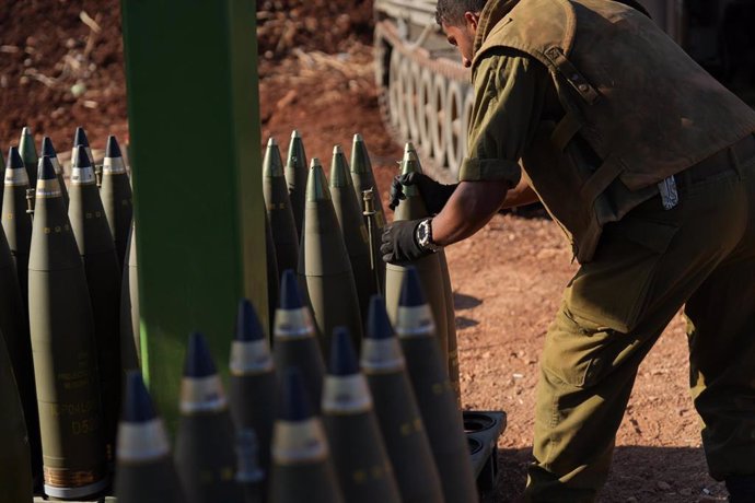 Militar israelí junto a varios proyectiles en la frontera con Líbano