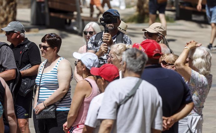 Archivo - Arxiu - Diversos turistes recorren la ciutat