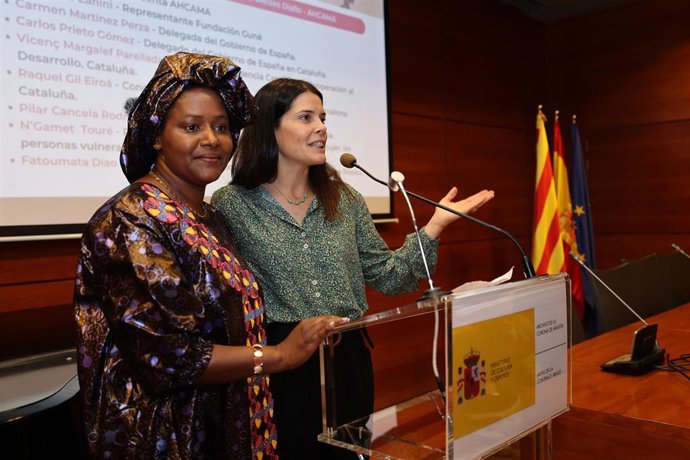 La presidenta de AHCAMA, Aissatou Diallo, y la representante de la Fundació Guné, Anna Alié, entidades organizadoras del II Foro