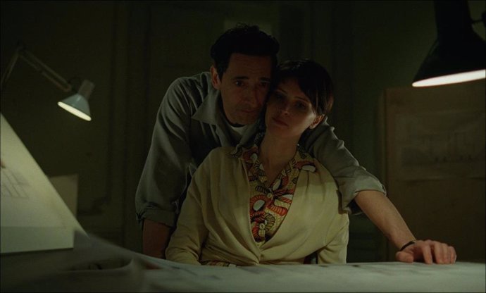 Adrien Brody y Felicity Jones en un fotograma de 'The brutalist', de Brady Corbet, que participa en la Sección Oficial a concurso de la 69 Seminci.