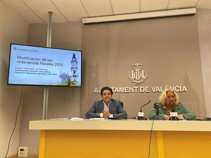 La primera teniente de alcalde y edil de Hacienda en València, María José Ferrer, y el edil del Ciclo Integral del Agua, Carlos Mundina, en la rueda de prensa sobre las ordenanzas fiscales de 2025 y el 'basurazo de Sánchez'".