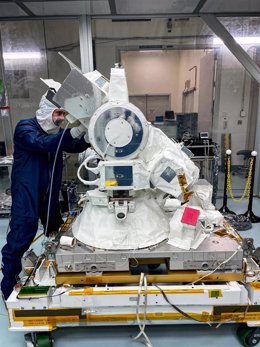 Un trabajador prepara el instrumento CODEX para su lanzamiento.