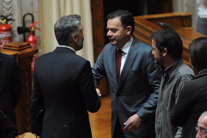 Archivo - El secretario general del PS, Pedro Nuno Santos, y el primer ministro portugués, Luís Montenegro.