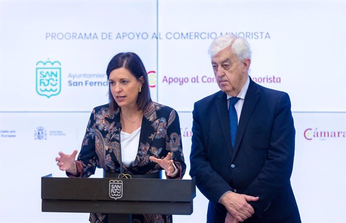 La alcaldesa de San Fernando, Patricia Cavada, y el presidente de la Cámara de Comercio de Cádiz, Ángel Juan Pascual, en rueda de prensa.