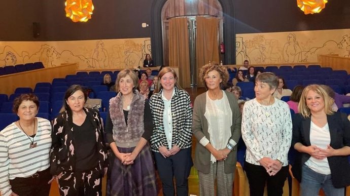 El Gobierno de La Rioja reflexiona sobre la importancia del papel de la mujer en los pueblos riojanos en una mesa coloquio