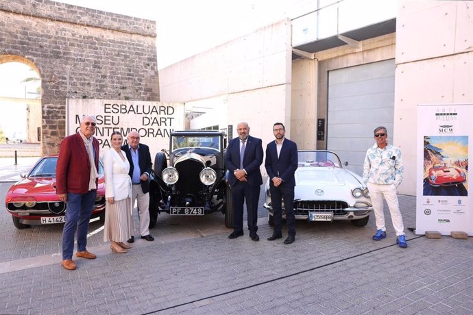 El presidente de la Mallorca Car Week, Álvaro Middelmann, la presidenta del Govern, Marga Prohens, y el alcalde de Palma, Jaime Martínez, asisten a la exposición 'Arte sobre ruedas'.