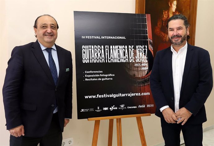 El delegado de Cultura en el Ayuntamiento de Jerez de la Frontera (Cádiz), Francisco Zurita, acompañado por el gerente de La Guarida del Ángel, Mario González, presentan la programación del IV Festival Internacional de Guitarra Flamenca de Jerez.