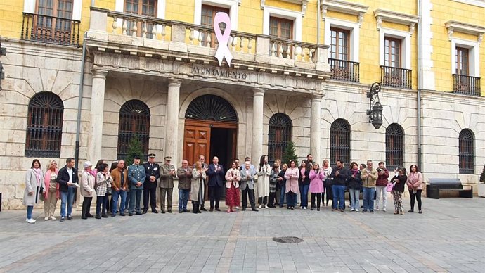 Acto de la AECC de este viernes frente al Ayuntamiento de Teruel.